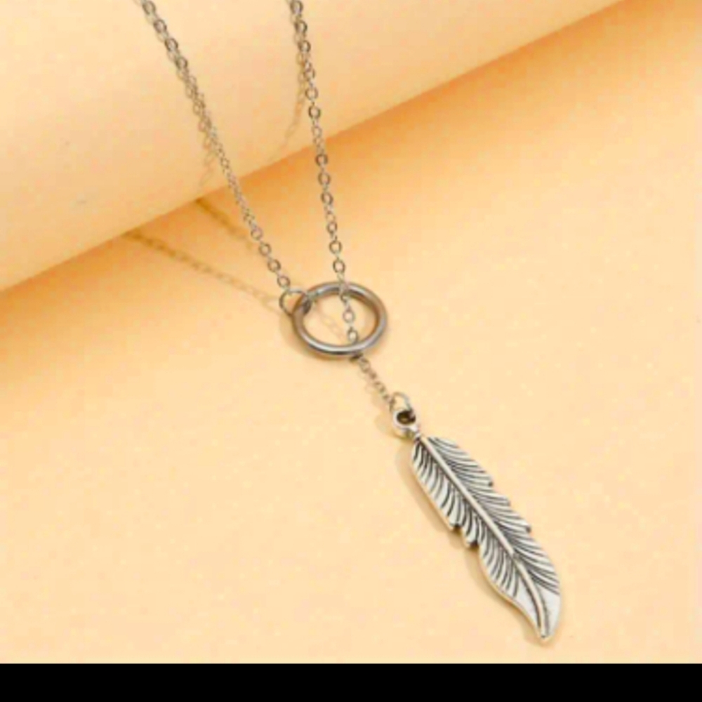 Stunning feather necklace